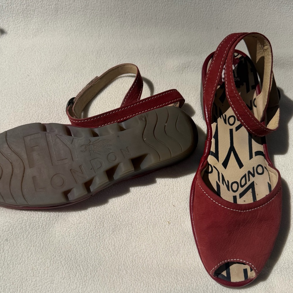 FLY London RARE Women's Red leather PeepToe With Leather Ankle-Strap. Low wedge. - Picture 3 of 3